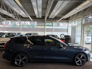 Volvo V60 B4 Benzin Mild Hybrid Ultra Dark DCT | Sitzklima | B&W Sound | Massage | 360 Kamera | Panorama |