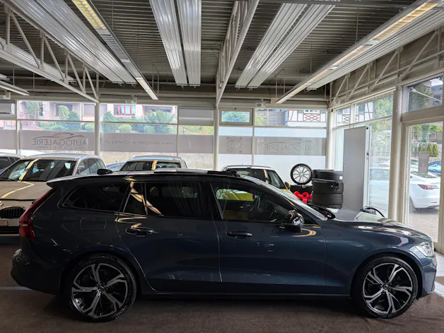 Volvo V60 B4 Benzin Mild Hybrid Ultra Dark DCT | Sitzklima | B&W Sound | Massage | 360 Kamera | Panorama |