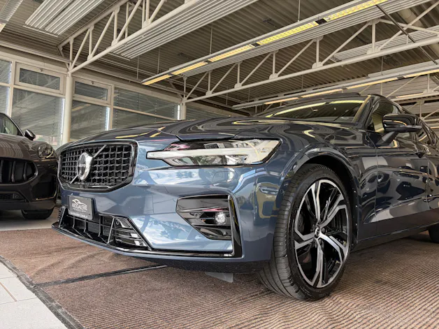 Volvo V60 B4 Benzin Mild Hybrid Ultra Dark DCT | Sitzklima | B&W Sound | Massage | 360 Kamera | Panorama |