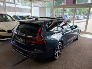 Volvo V60 B4 Benzin Mild Hybrid Ultra Dark DCT | Sitzklima | B&W Sound | Massage | 360 Kamera | Panorama |