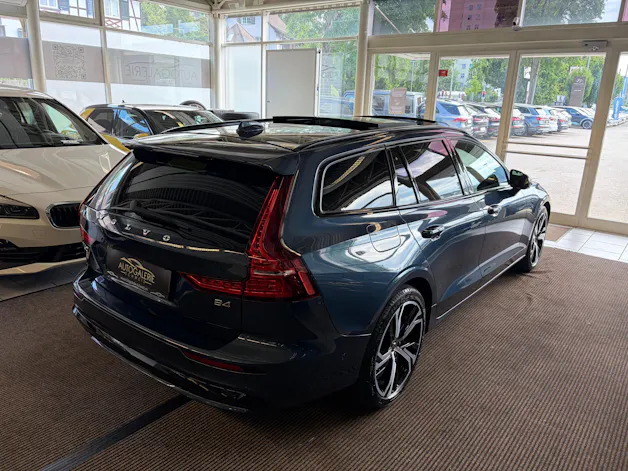 Volvo V60 B4 Benzin Mild Hybrid Ultra Dark DCT | Sitzklima | B&W Sound | Massage | 360 Kamera | Panorama |