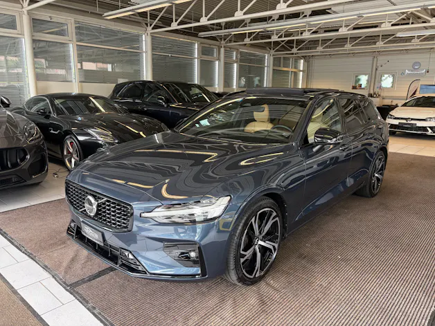 Volvo V60 B4 Benzin Mild Hybrid Ultra Dark DCT | Sitzklima | B&W Sound | Massage | 360 Kamera | Panorama |