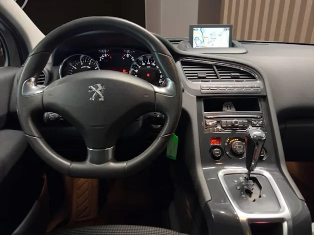 PEUGEOT 5008 1.6 THP Allure Tiptronic