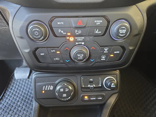 Jeep Renegade 1.3 S 4xe / ab 3,9% Leasing bei Abschluss einer Protect Autoversicherung