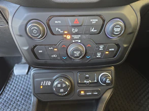 https://vehicle.imgix.net/4401178/a2c100a1-3616-4333-8973-f02201317971.jpg