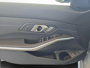 https://vehicle.imgix.net/4401201/83030729-ecaa-4003-879e-3d9b3118466a.jpg