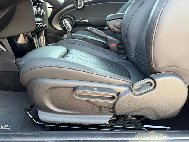 Mini Cabrio F57 2.0i Cooper S Yours Trim
