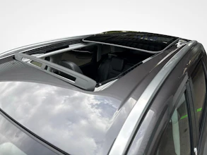 https://vehicle.imgix.net/4401683/756f9610-e7d3-41ef-8265-af59dcbc10fa.jpg