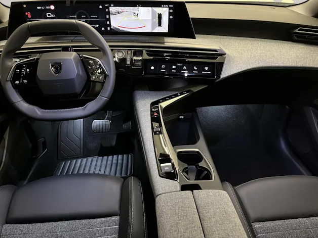 PEUGEOT 5008 1.2 Hybrid Allure Premium