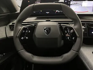 PEUGEOT 5008 1.2 Hybrid Allure Premium