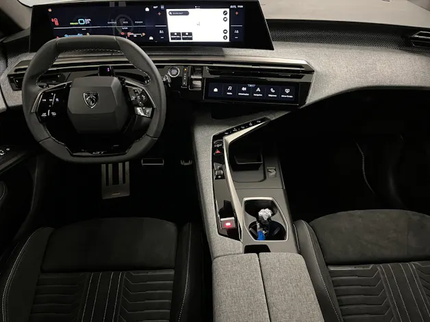PEUGEOT 5008 1.2 Hybrid GT Exclusive