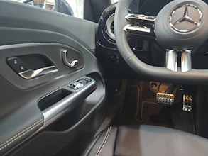 https://vehicle.imgix.net/4401826/727680f3-1187-4c4b-ae9e-cd794d4d0bd9.jpg