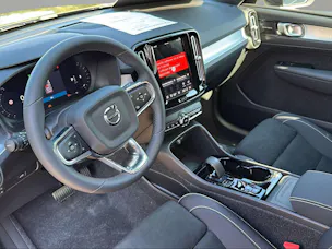 Volvo XC40 B3 Benzin Mild Hybrid Plus Dark DCT