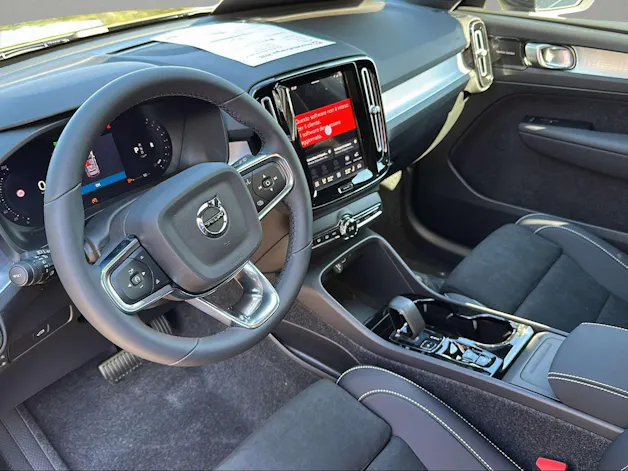 Volvo XC40 B3 Benzin Mild Hybrid Plus Dark DCT
