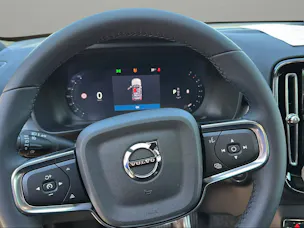 Volvo XC40 B3 Benzin Mild Hybrid Plus Dark DCT