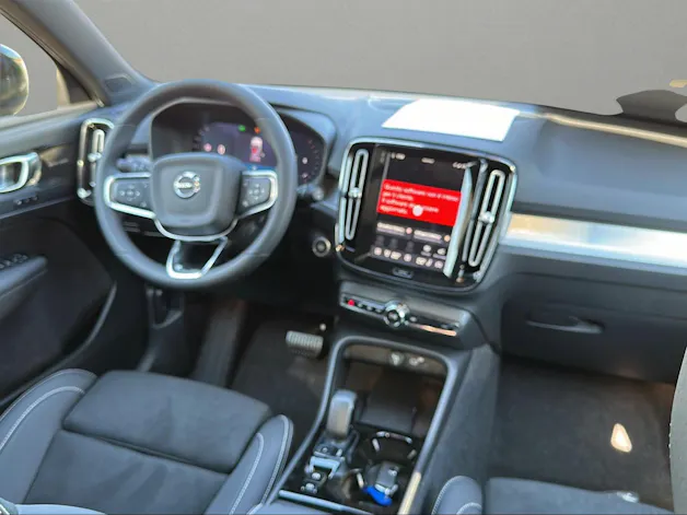 Volvo XC40 B3 Benzin Mild Hybrid Plus Dark DCT