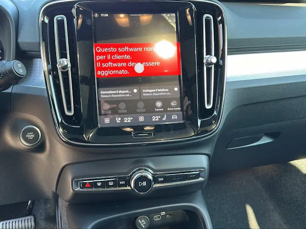 Volvo XC40 B3 Benzin Mild Hybrid Plus Dark DCT