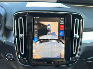 Volvo XC40 B3 Benzin Mild Hybrid Plus Dark DCT