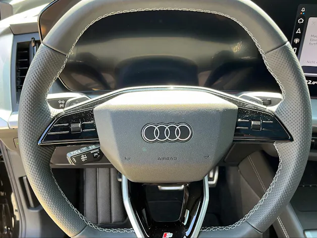 Audi Q4 SUV e-tron quattro perform 340PS/250kW