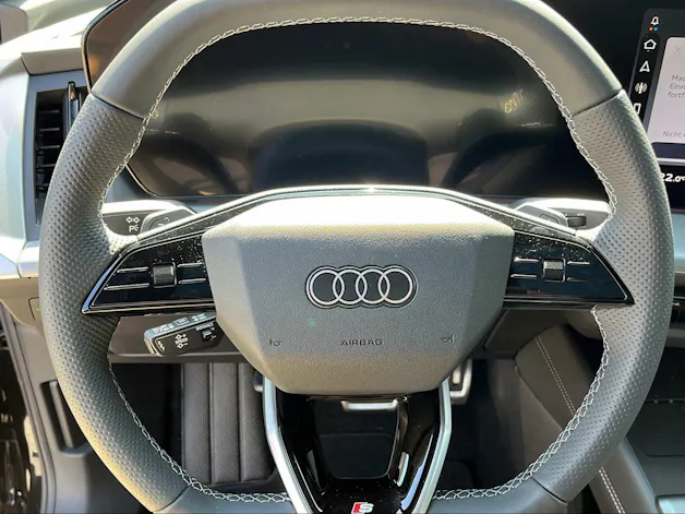 Audi Q4 SUV e-tron quattro perform 340PS/250kW