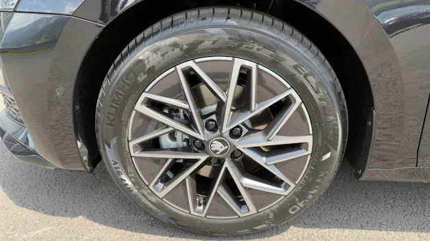 Škoda Oct. DY 2.0 TSI 204PS 7DSG 4x4 2000ccm 204PS/150kW 4 Zylinder TSI Benzin