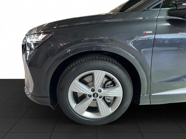 AUDI Q4 e-tron SUV quattro performance Attraction