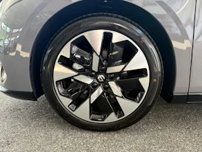 https://vehicle.imgix.net/4403617/a99eebde-74cb-4c8e-a068-d62b0f7e26f8.jpg