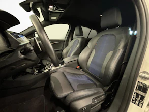 https://vehicle.imgix.net/4403934/43dac735-1469-4cbe-aee0-351c11418e67.jpg