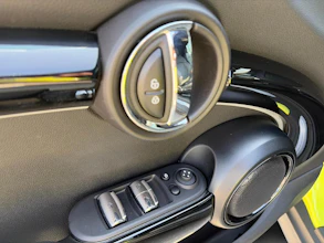 https://vehicle.imgix.net/4403976/e6d75f9b-ebfc-4736-98fc-12d8111b33bd.jpg
