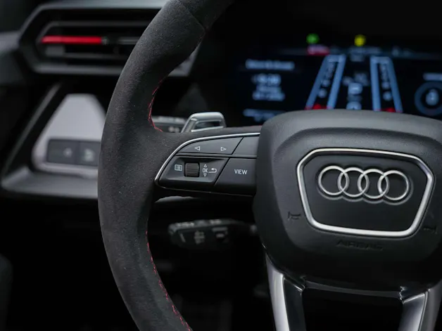 Audi RS3 Limousine 2.5 TSI quattro S-tronic *Head Up*Panorama*Bang&Olufsen*