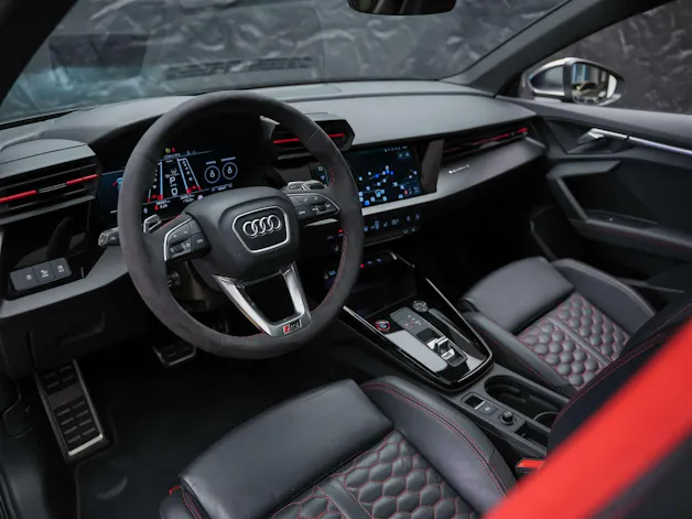 Audi RS3 Limousine 2.5 TSI quattro S-tronic *Head Up*Panorama*Bang&Olufsen*