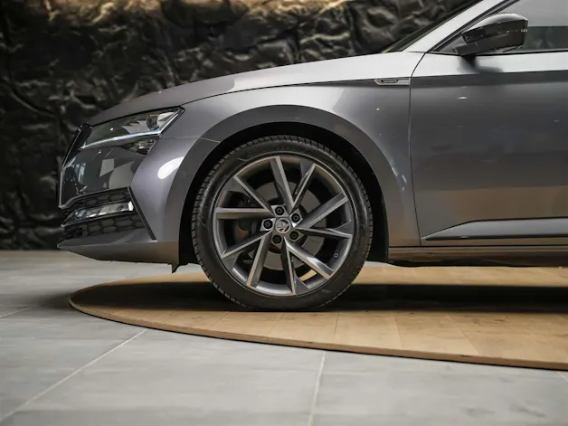 Škoda Superb Combi 2.0 TSI 280 SportLine 4x4 DSG *Facelift*Panorama*Sportsitze*360°Kamera*