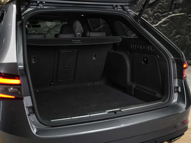 Škoda Superb Combi 2.0 TSI 280 SportLine 4x4 DSG *Facelift*Panorama*Sportsitze*360°Kamera*