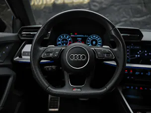 Audi RS3 Sportback 2.5 TSI quattro S-tronic *RS Sport Abgasanlage*RS Sportsitze*Sitzheizung*Adaptives Fahrwerk