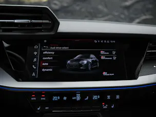 Audi RS3 Sportback 2.5 TSI quattro S-tronic *RS Sport Abgasanlage*RS Sportsitze*Sitzheizung*Adaptives Fahrwerk