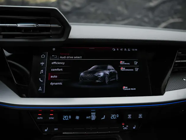 Audi RS3 Sportback 2.5 TSI quattro S-tronic *RS Sport Abgasanlage*RS Sportsitze*Sitzheizung*Adaptives Fahrwerk