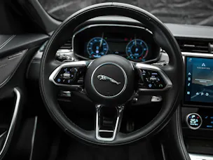 Jaguar F-Pace 3.0 D I6 R-Dynamic SE AWD *Facelift*Panorama*Head-Up*