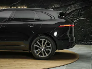 Jaguar F-Pace 3.0 D I6 R-Dynamic SE AWD *Facelift*Panorama*Head-Up*