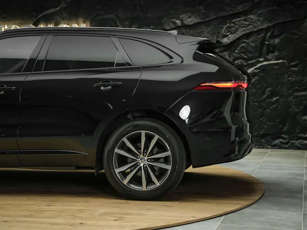 Jaguar F-Pace 3.0 D I6 R-Dynamic SE AWD *Facelift*Panorama*Head-Up*