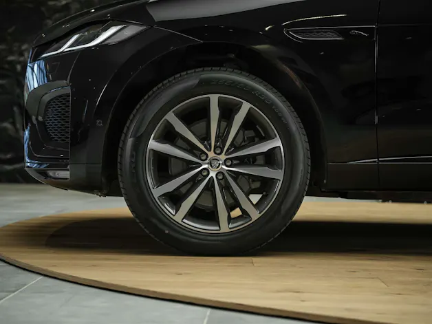 Jaguar F-Pace 3.0 D I6 R-Dynamic SE AWD *Facelift*Panorama*Head-Up*