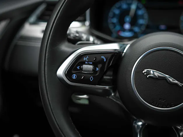 Jaguar F-Pace 3.0 D I6 R-Dynamic SE AWD *Facelift*Panorama*Head-Up*