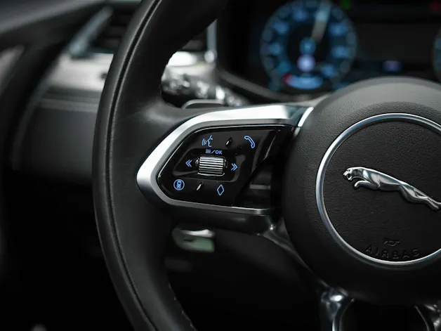 Jaguar F-Pace 3.0 D I6 R-Dynamic SE AWD *Facelift*Panorama*Head-Up*