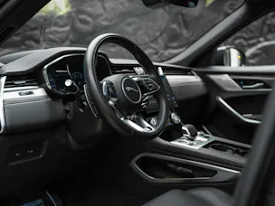 Jaguar F-Pace 3.0 D I6 R-Dynamic SE AWD *Facelift*Panorama*Head-Up*