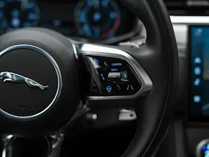 Jaguar F-Pace 3.0 D I6 R-Dynamic SE AWD *Facelift*Panorama*Head-Up*