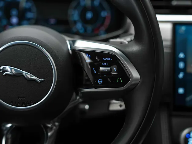 Jaguar F-Pace 3.0 D I6 R-Dynamic SE AWD *Facelift*Panorama*Head-Up*