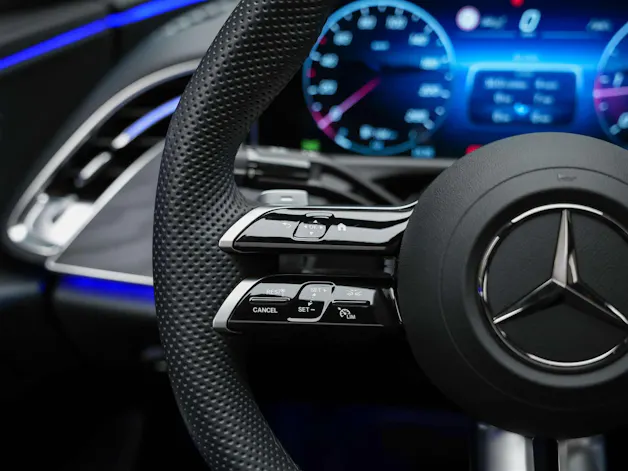 Mercedes-Benz E 220 d AMG Line *Werksgarantie*21 Zoll*Panorama*360° Kamera*
