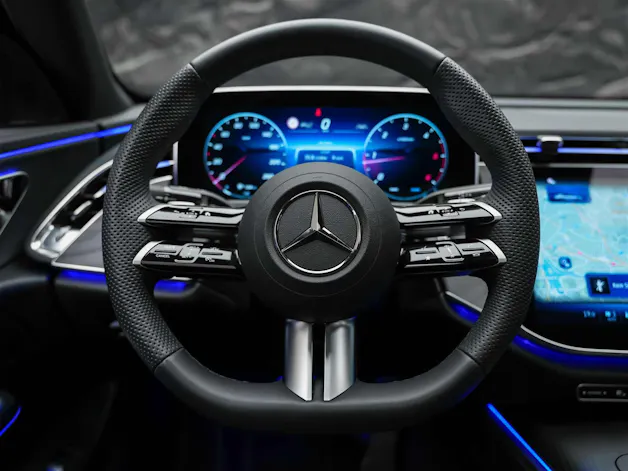 Mercedes-Benz E 220 d AMG Line *Werksgarantie*21 Zoll*Panorama*360° Kamera*