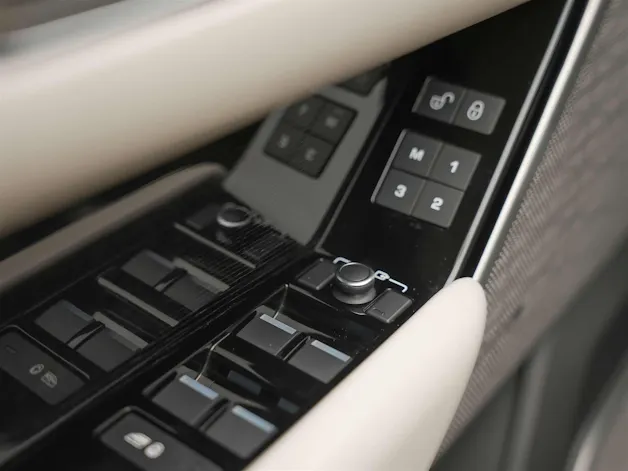 Land Rover Range Rover Velar D 300 R-Dynamic HSE *CH-Auto*Massage*Panorama*Head-Up*Sitzlüftung*