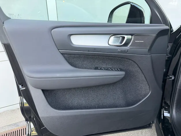 Volvo XC40 B4 Benzin Mild Hybrid AWD Plus Dark DCT