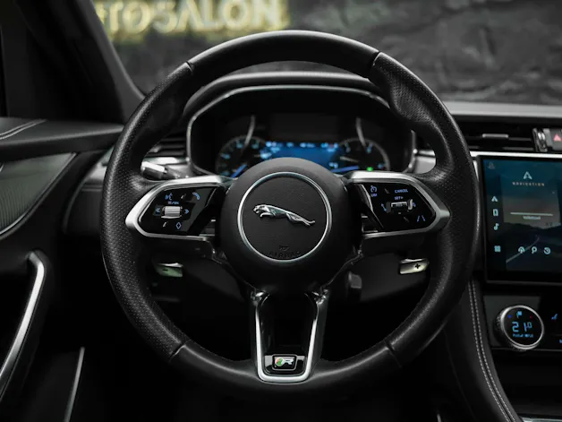 Jaguar F-Pace 3.0 D I6 R-Dynamic SE AWD Panorama*Abstandsregler*All black*